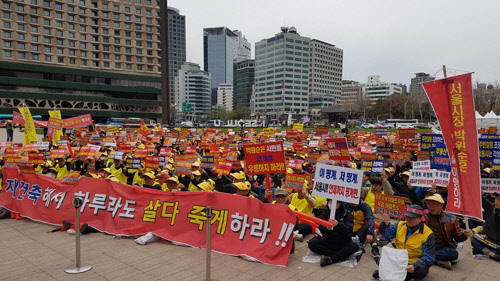 서울 잠실주공5단지 재건축조합이 9일 오후 서울시청 광장에서 서울시에 재건축 절차를 조속히 이행해줄 것을 요구하고 있다.<연합뉴스>
